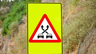 Dieses neue Verkehrszeichen irritiert. Was bedeutet dieses neue Warnschild und wo ist es anzutreffen? - Foto: Imago/DGT/Montage: AUTO ZEITUNG