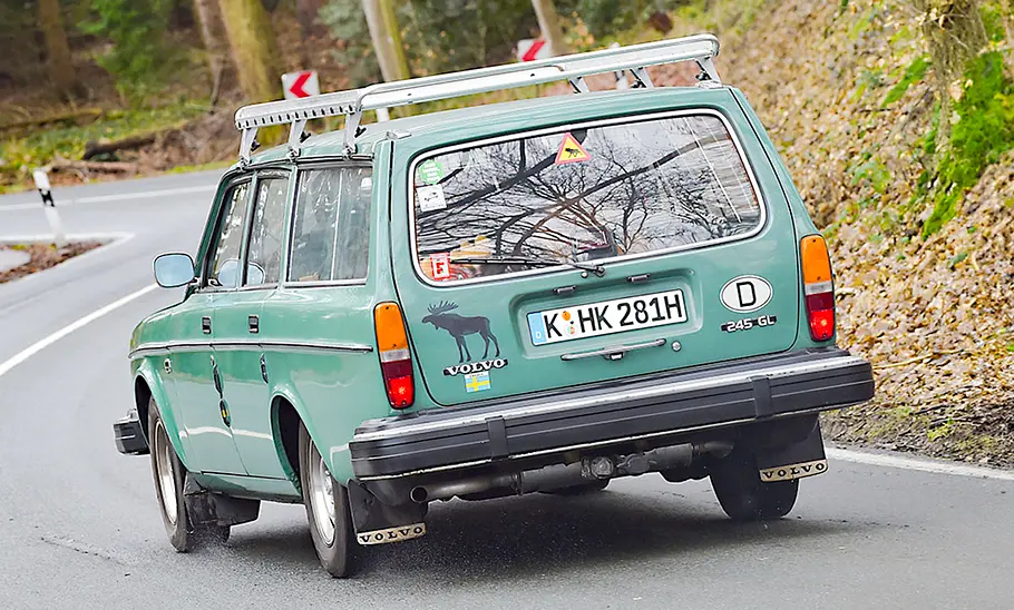 Volvo 240 Heckansicht fahrend