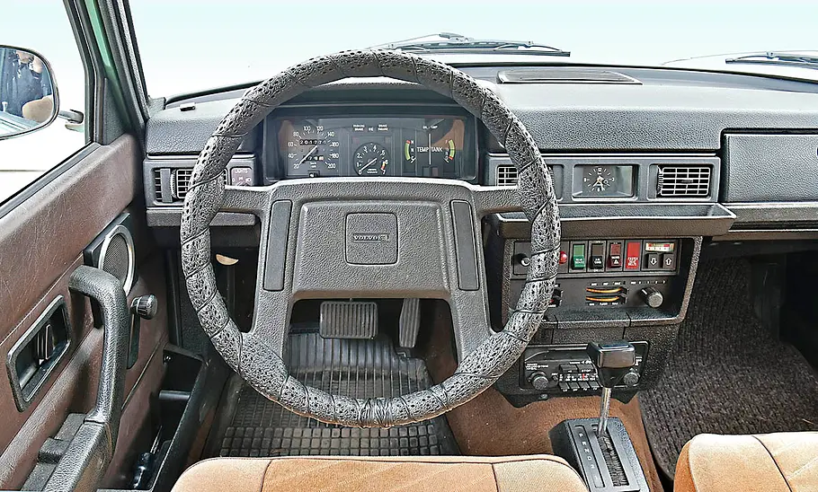 Volvo 240 Cockpit