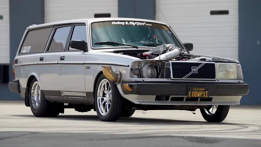 Der Volvo 240 Turbo Wagon stehend von vorne