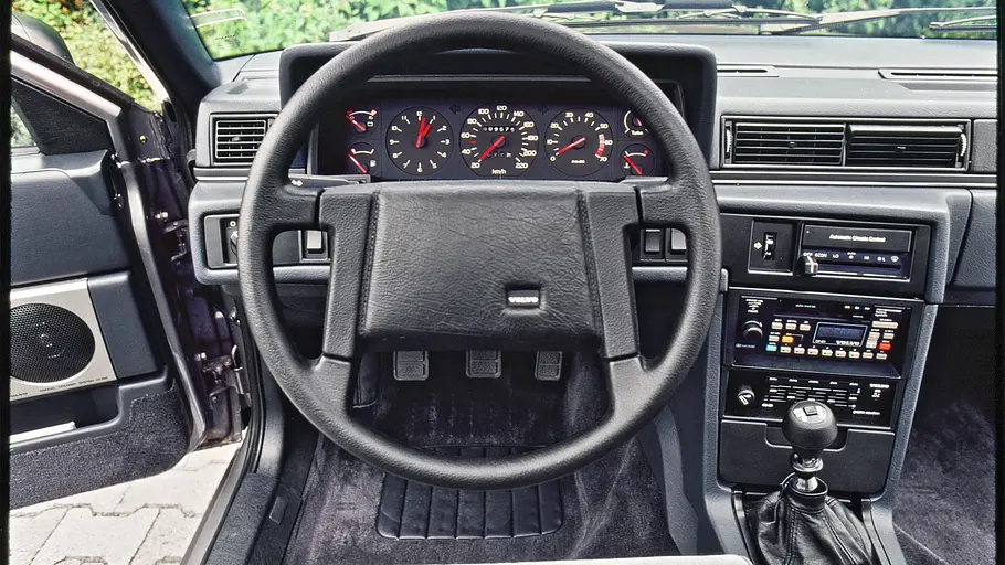 Das Cockpit des Volvo 760 Turbo. 