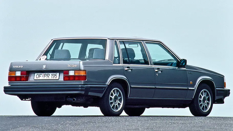 Volvo 760 Turbo statisch von schräg hinten fotografiert. 