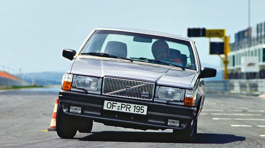 Volvo 760 Turbo fahrend von vorne fotografiert. 