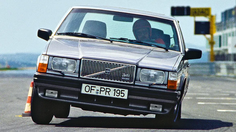 Volvo 760 Turbo fahrend von vorne fotografiert. 