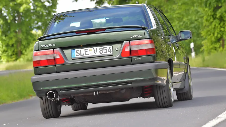 Volvo 850 T5-R Der Volvo 850 T5-R fahrend von hinten
