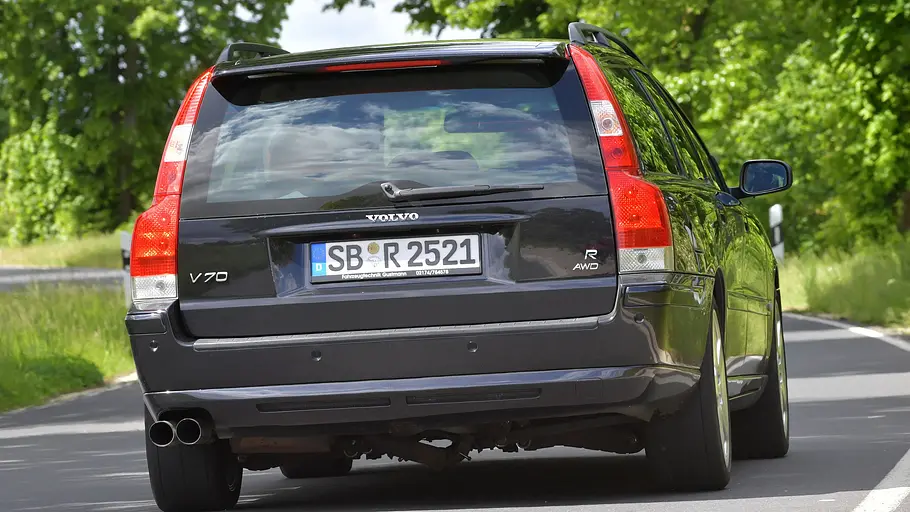 Volvo V70 R Der Volvo V70 R fahrend von hinten