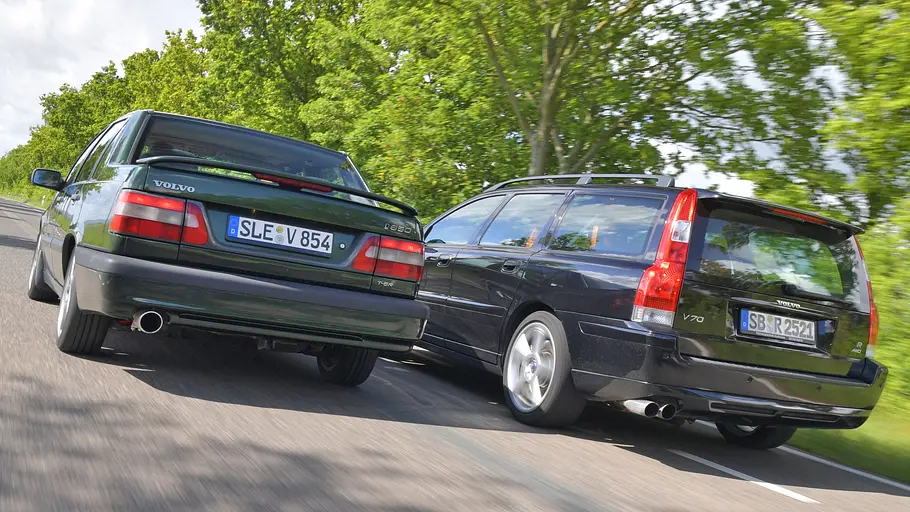 Volvo 850 T5-R/V70 R Volvo 850 T5-R und V70 R fahrend von hinten