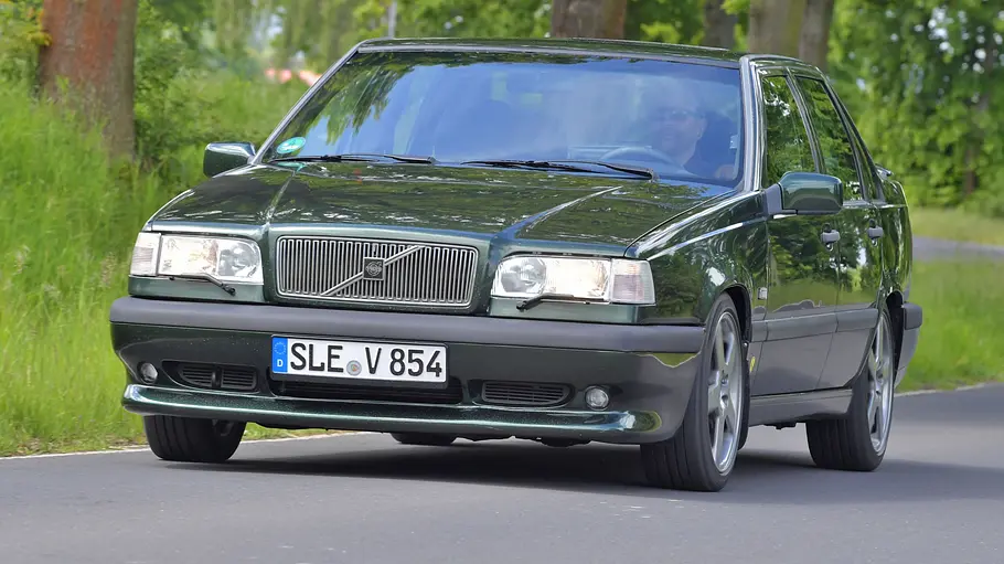 Volvo 850 T-5R Der Volvo 850 T-5R fahrend von vorne