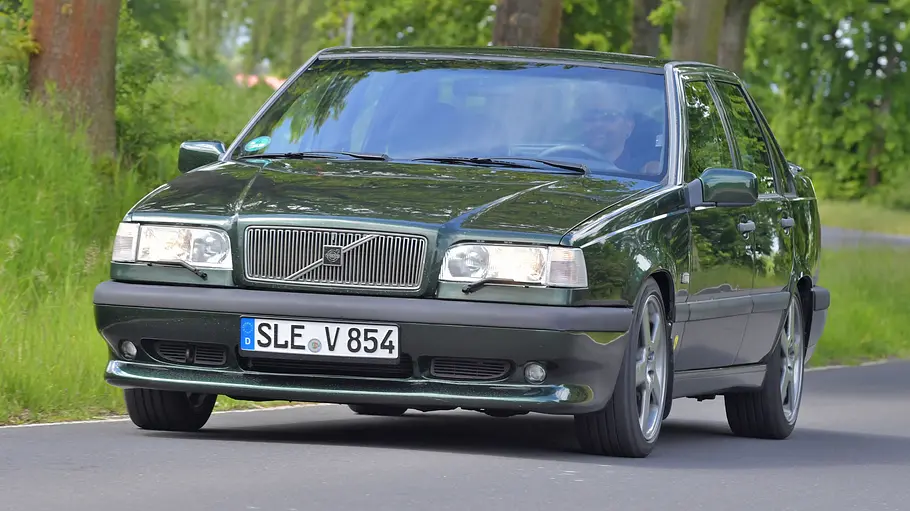 Volvo 850 T5-R Der Volvo 850 T5-R fahrend von vorne