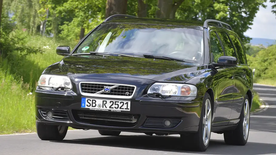 Volvo V70 R Der Volvo V70 R fahrend von vorne