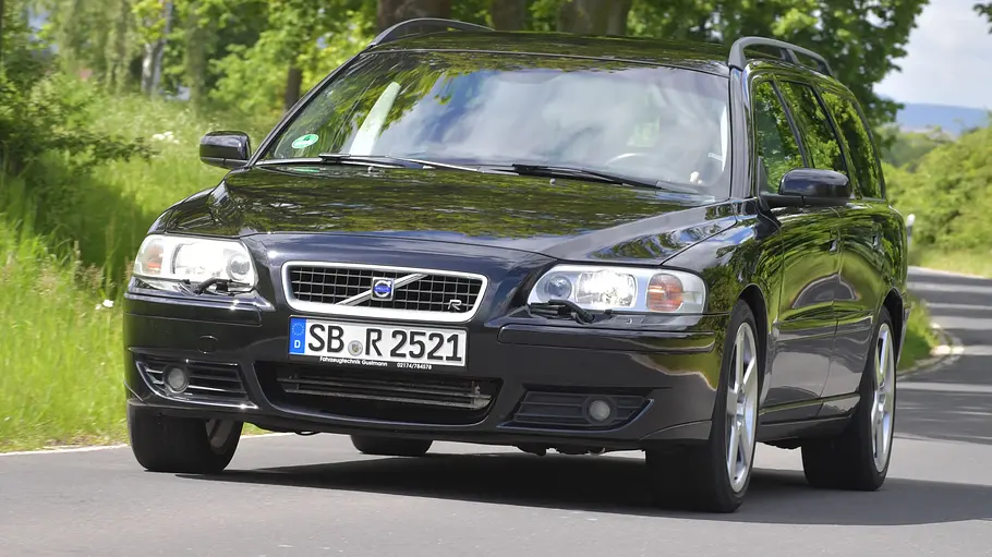 Volvo V70 R Der Volvo V70 R fahrend von vorne