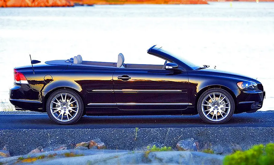 Der stehende Volvo C70 in der Seitenansicht mit offenem Verdeck.