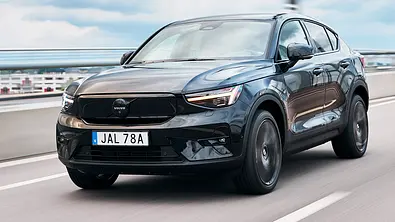 Volvo EC40 (2024); schwarzes Auto; SUV; Elektroauto; fahrend; Frontansicht - Foto: Volvo