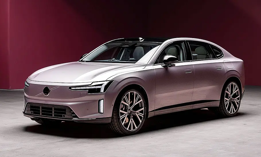 Blick von schräg vorne auf den Volvo ES90 (2025).