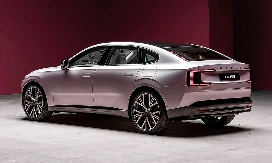 Blick von schräg hinten auf den Volvo ES90 (2025).