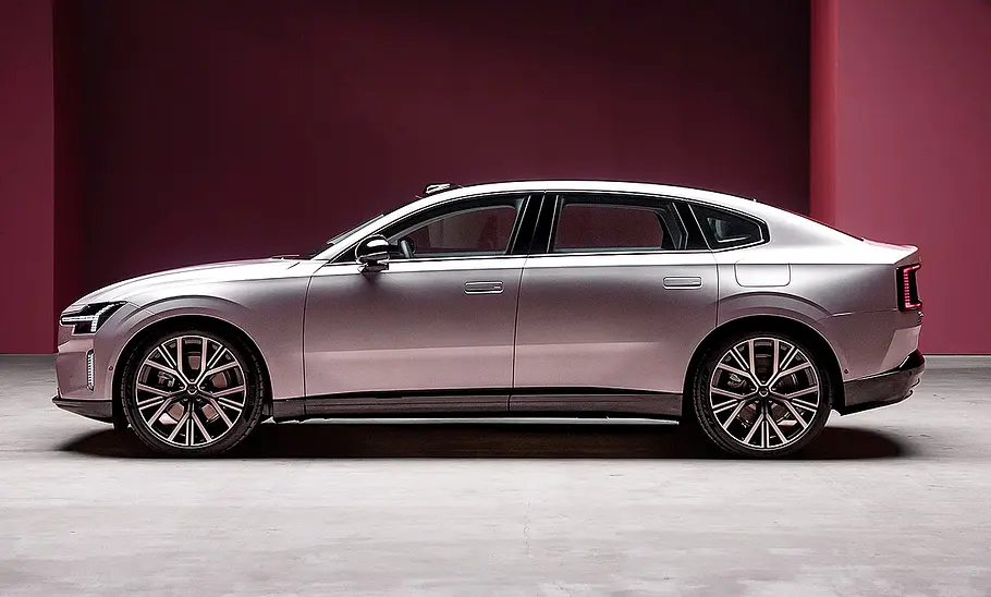 Blick von der Seite auf den Volvo ES90 (2025).