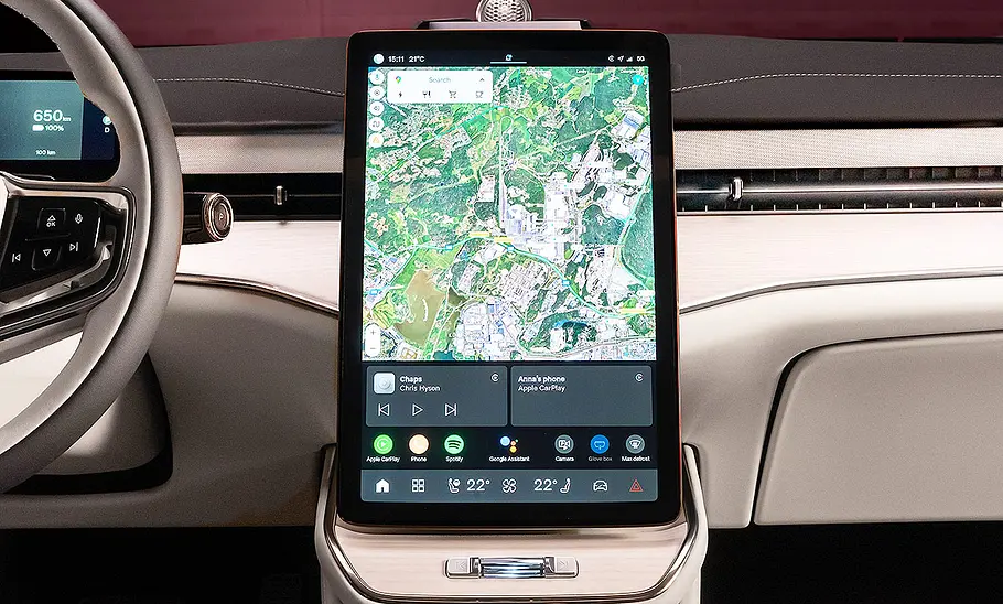 Blick auf den Mittenbildschirm im Innenraum des Volvo ES90 (2025).