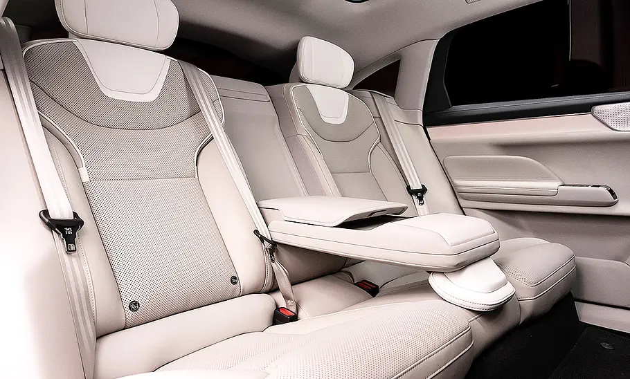 Blick auf die Fondsitze im Innenraum des Volvo ES90 (2025).