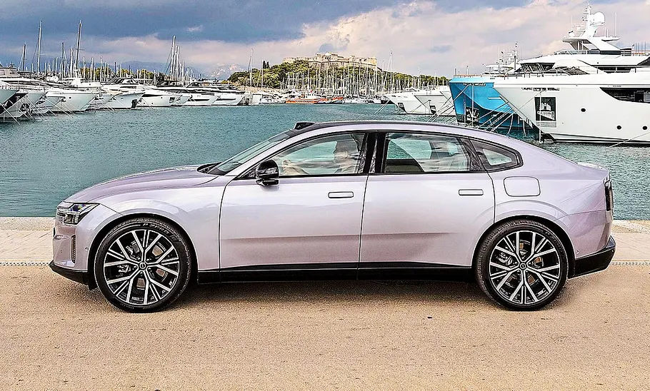 Blick von der Seite auf den Volvo ES90 (2025).