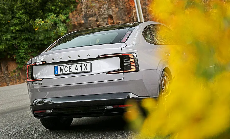 Blick auf die Heckpartie des Volvo ES90 (2025).