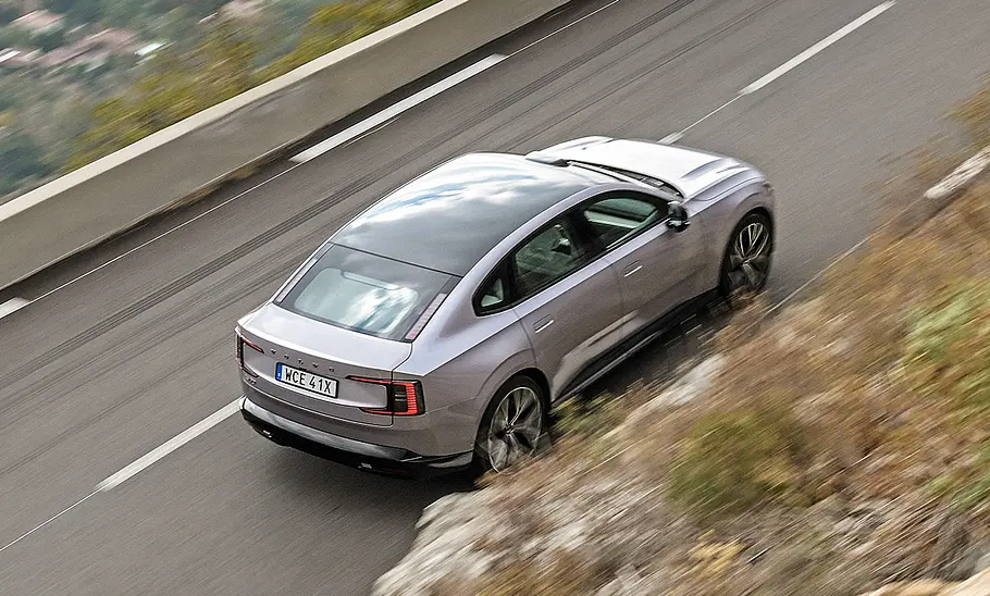 Blick von oben auf den fahrenden Volvo ES90 (2025).