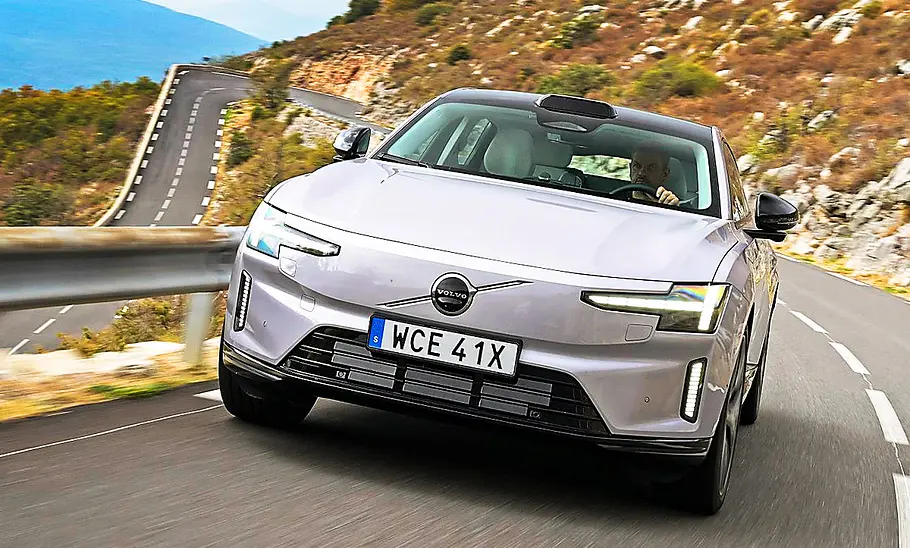 Blick von vorne auf den fahrenden Volvo ES90 (2025).