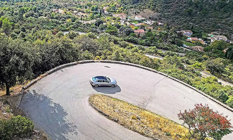Blick von oben auf den fahrenden Volvo ES90 (2025).