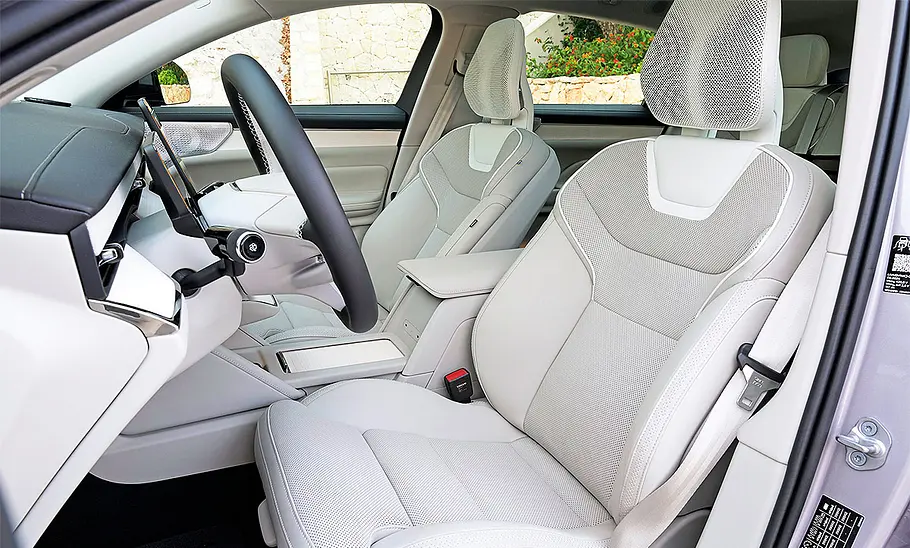 Blick auf die Vordersitze im Innenraum des Volvo ES90 (2025).
