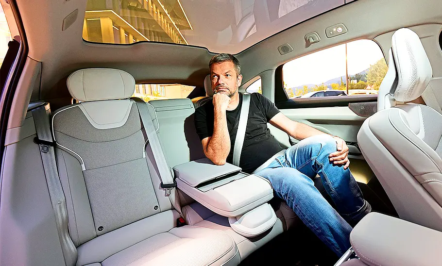 Blick in den Fond im Innenraum des Volvo ES90 (2025).