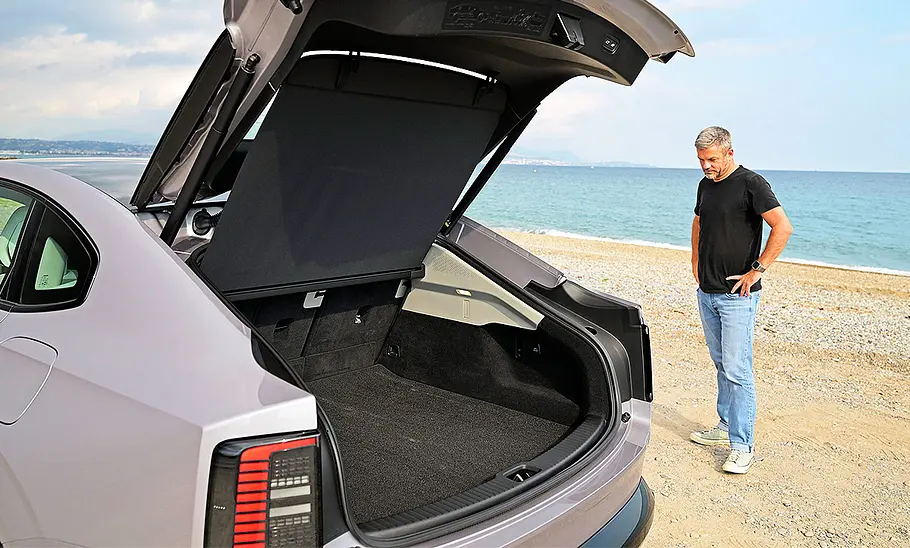 Blick auf die Heckpartie des Volvo ES90 (2025) mit geöffneter Heckklappe.