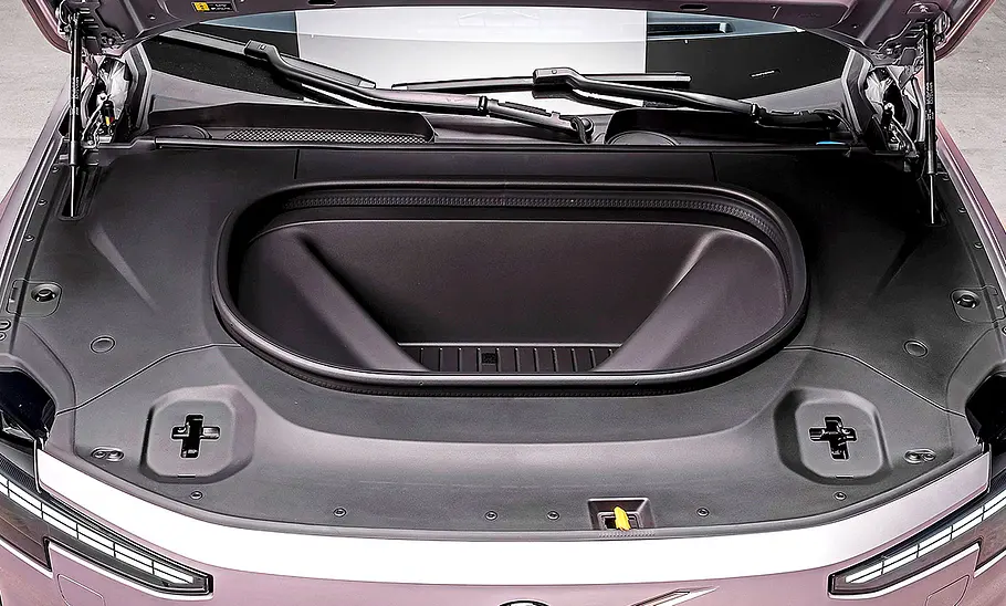 Block in den Frunk des Volvo ES90 (2025).