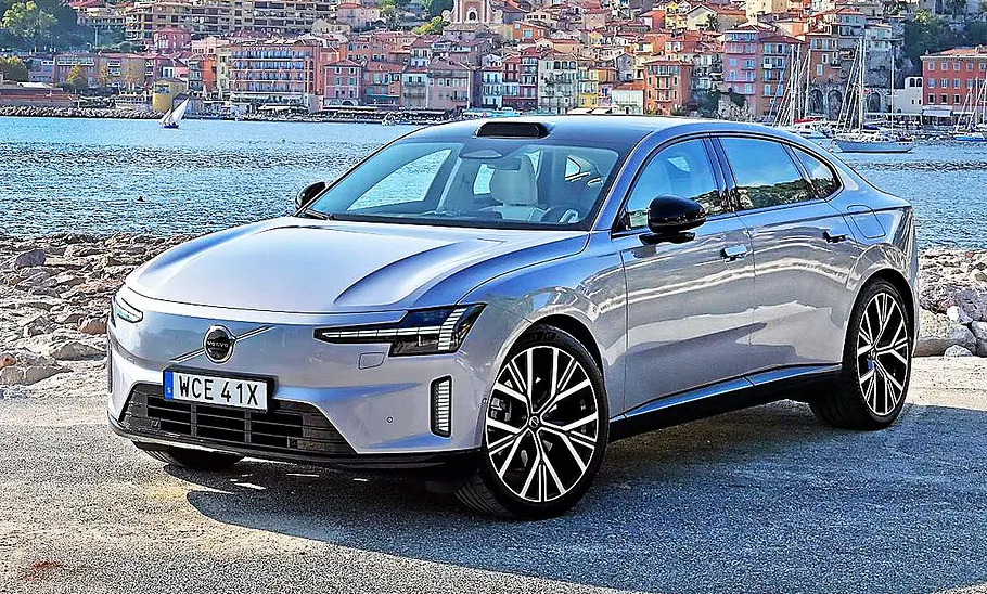Blick von schräg vorne auf den Volvo ES90 (2025).