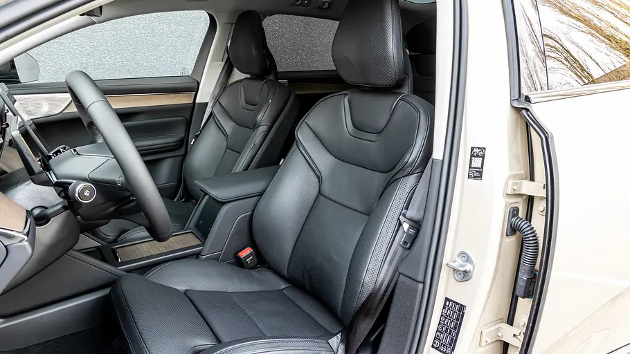 Blick auf die Vordersitze im Innenraum des Volvo ES90.