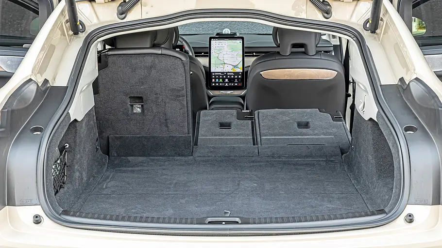 Blick in den Kofferraum des Volvo ES90.