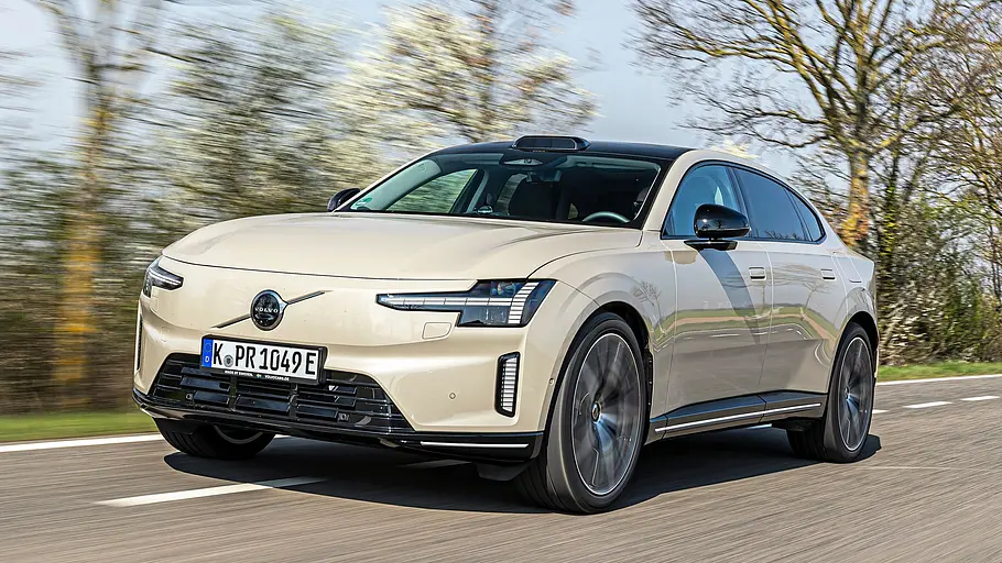 Der Volvo ES90 fahrend von schräg vorne links.