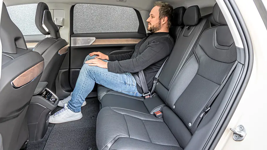 Blick auf die Fondsitze im Innenraum des Volvo ES90.