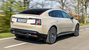 Der Volvo ES90 fahrend auf einer Landstraße fotografiert von schräg hinten. - Foto: Frank Ratering