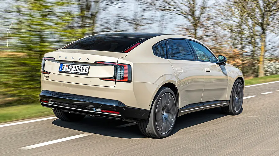 Der Volvo ES90 fahrend von schräg hinten rechts.