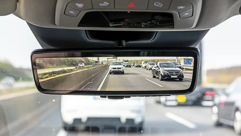 Blick auf den digitalen Innenspiegel im Volvo ES90.