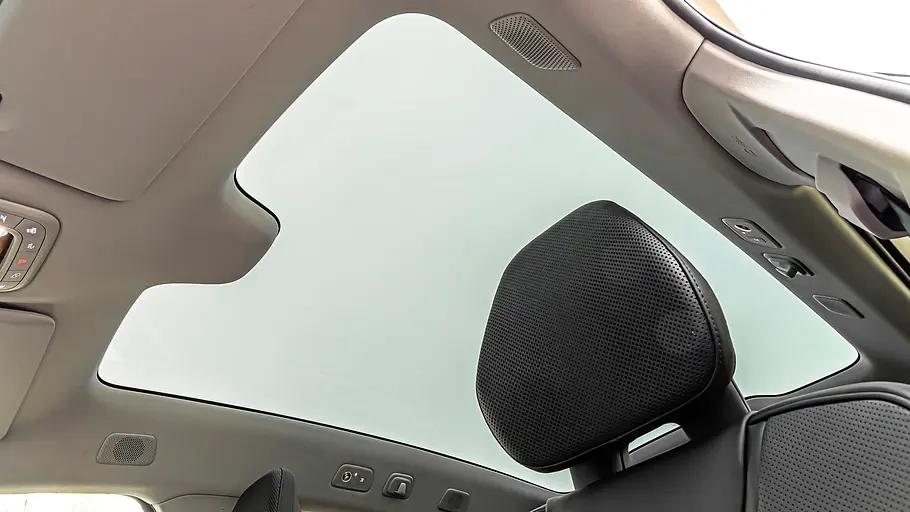 Blick auf das Panorama-Glasdach im Innenraum des Volvo ES90.