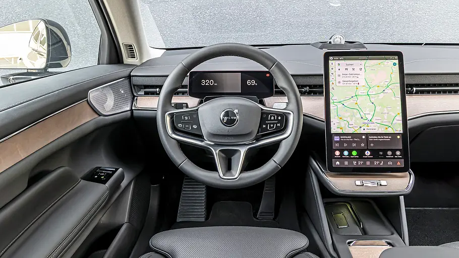 Blick auf die Armaturen im Innenraum des Volvo ES90.