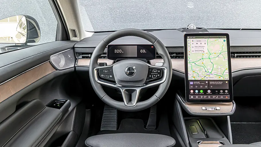 Blick auf die Armaturen im Innenraum des Volvo ES90.