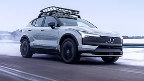 Blick von schräg vorne auf den in einer Schneelandschaft fahrenden Volvo EX30 Cross Country (2025). - Foto: Volvo