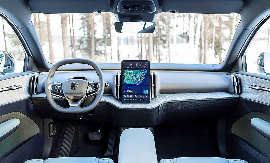 Blick auf die Armaturen im Innenraum des Volvo EX30 Cross Country (2025).