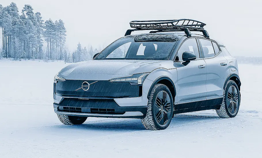 Blick von schräg vorne auf den Volvo EX30 Cross Country (2025). Im Hintergrund eine verschneite Landschaft.