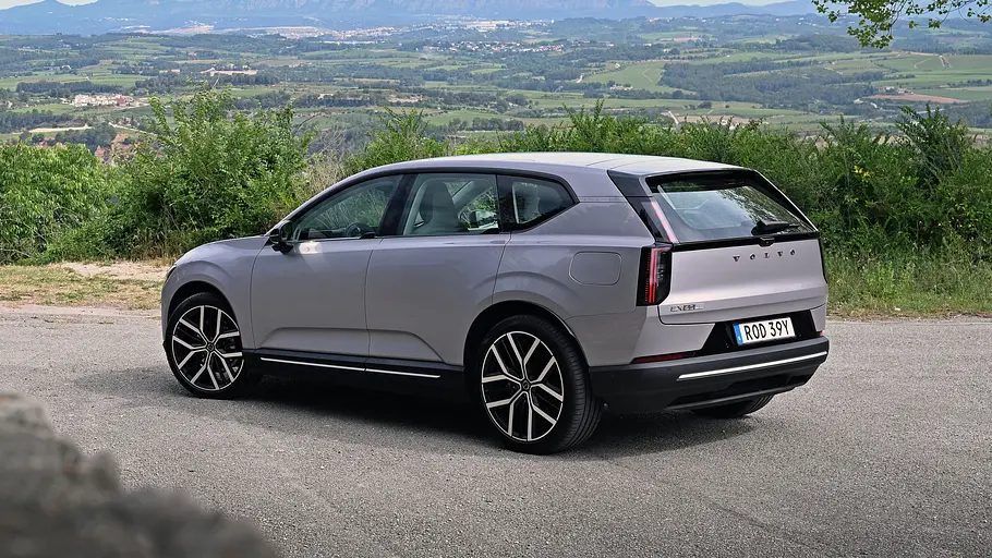 Volvo EX60 Der Volvo EX60 steht vor einem Gebirgspanorama, von hinten links fotografiert.