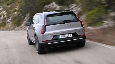 Der Volvo EX60 fährt über eine Landstraße am Berghang, fotografiert von hinten. - Foto: Volvo Der Volvo EX60 fährt über eine Landstraße am Berghang, fotografiert von hinten. - Foto: Volvo