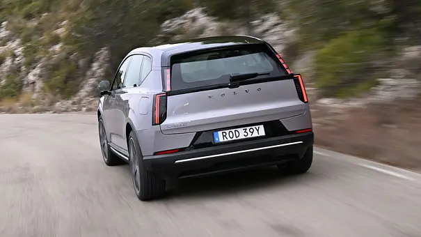 Der Volvo EX60 fährt über eine Landstraße am Berghang, fotografiert von hinten. - Foto: Volvo Der Volvo EX60 fährt über eine Landstraße am Berghang, fotografiert von hinten. - Foto: Volvo