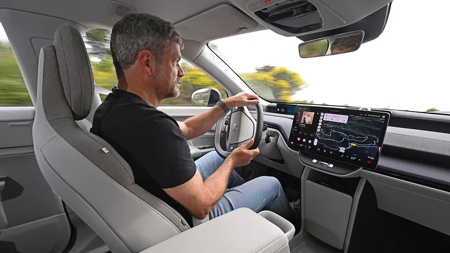 Volvo EX60 Redakteur Johannes Riegsinger sitzt am Steuer des Volvo EX60.