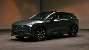 Der Volvo EX60 steht in Studioumgebung, von vorne links fotografiert. - Foto: Volvo